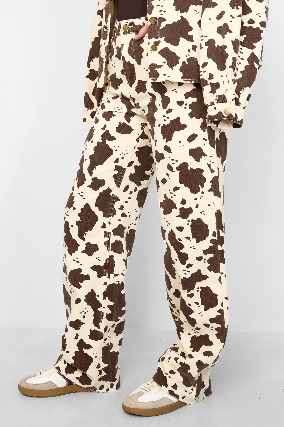 leopard-jeans-studioaufnahme