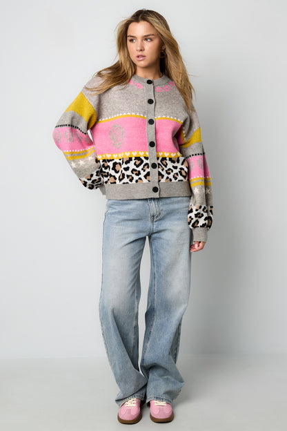 stylische-strickjacke-damen-blumenmuster-outfit-online-shop