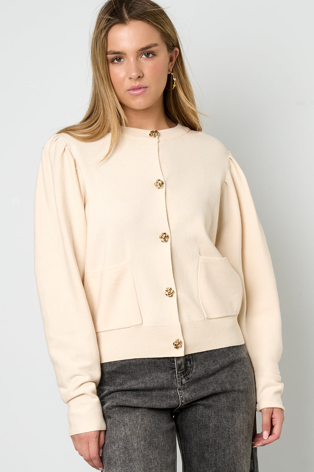 stylischer-cardigan-damen-herbst-winter-casual-fashion-look