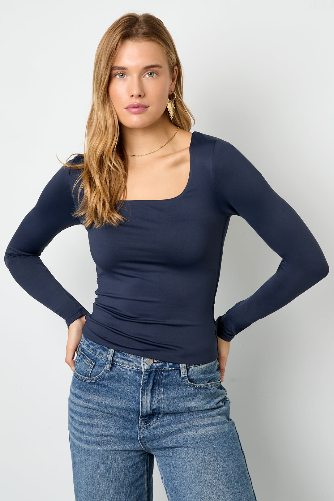 stylisches-basic-langarm-oberteil-damen-elegant-modern-fashion