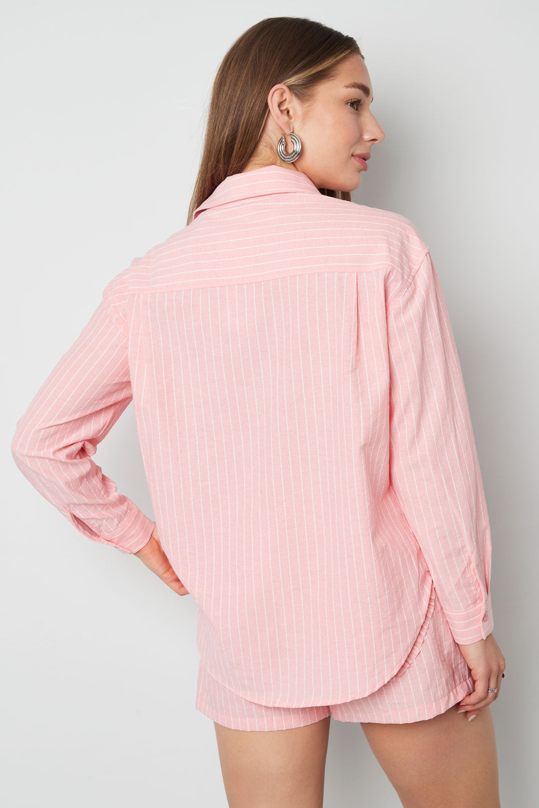 trendige-casual-damenbluse-mit-rueschen
