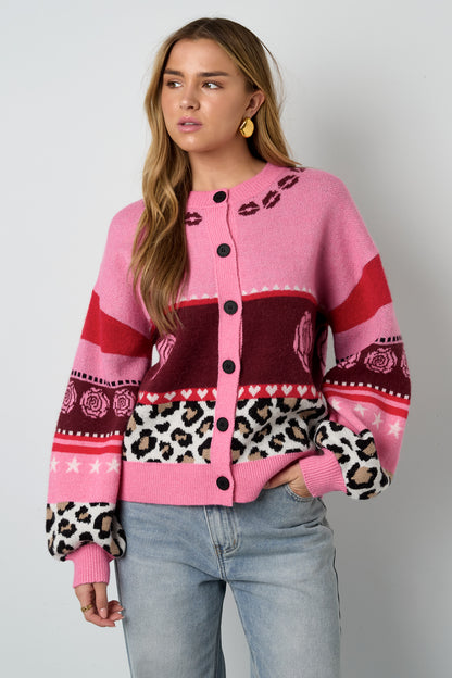 trendige-strickjacke-damen-blumenmuster-casual-fashion-de