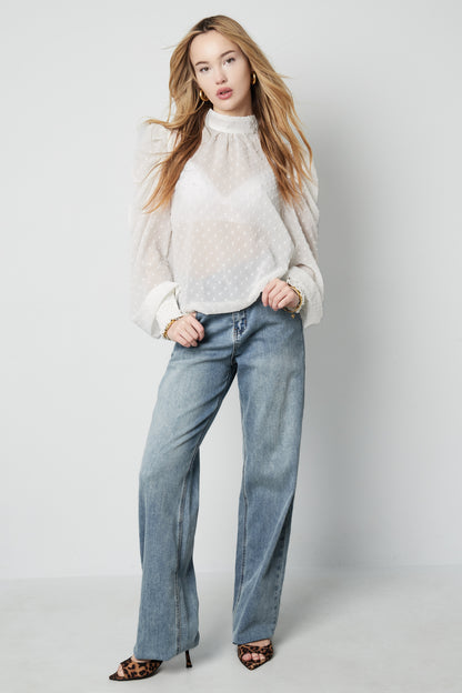 trendiges-damen-oberteil-puffaermel-casual-outfit-stylish