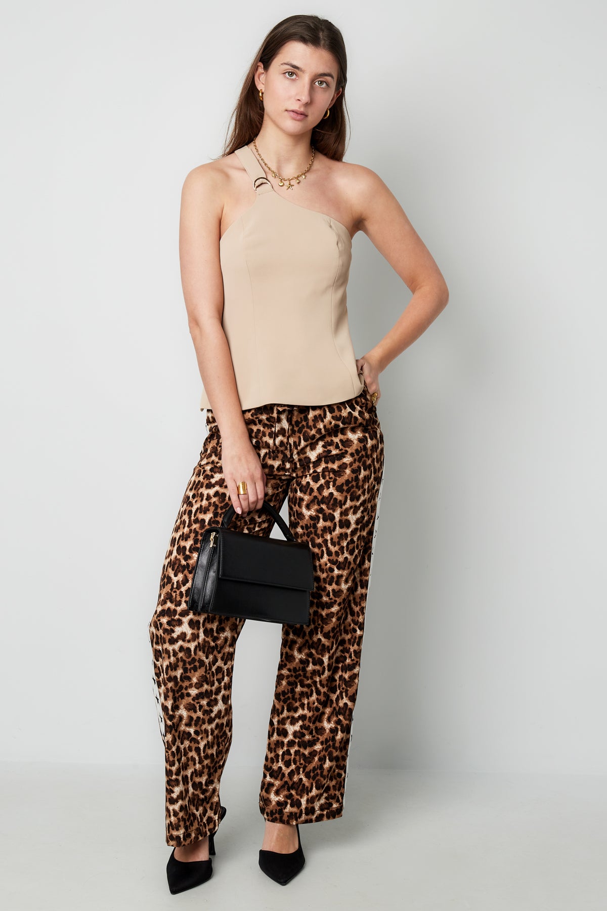 trendiges-one-shoulder-oberteil-damen-sommer-outfit-fashion-deutschland