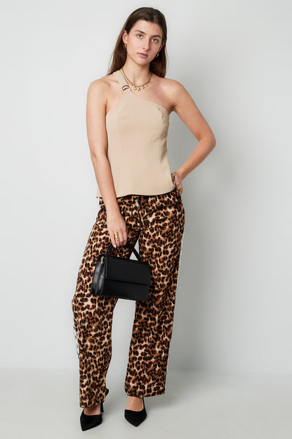trendiges-one-shoulder-oberteil-damen-sommer-outfit-fashion-deutschland
