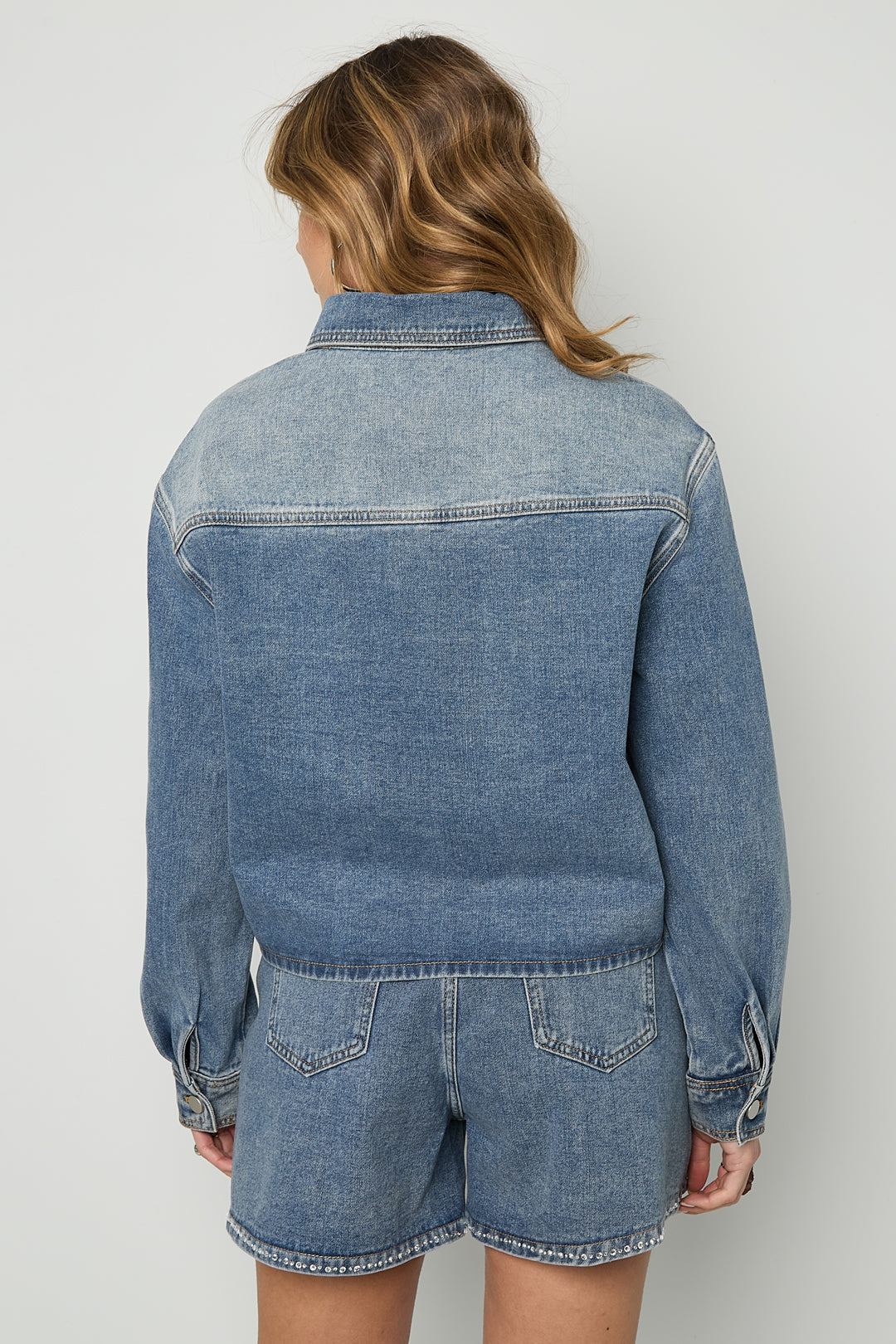 trendy-denim-jacket-damen-look