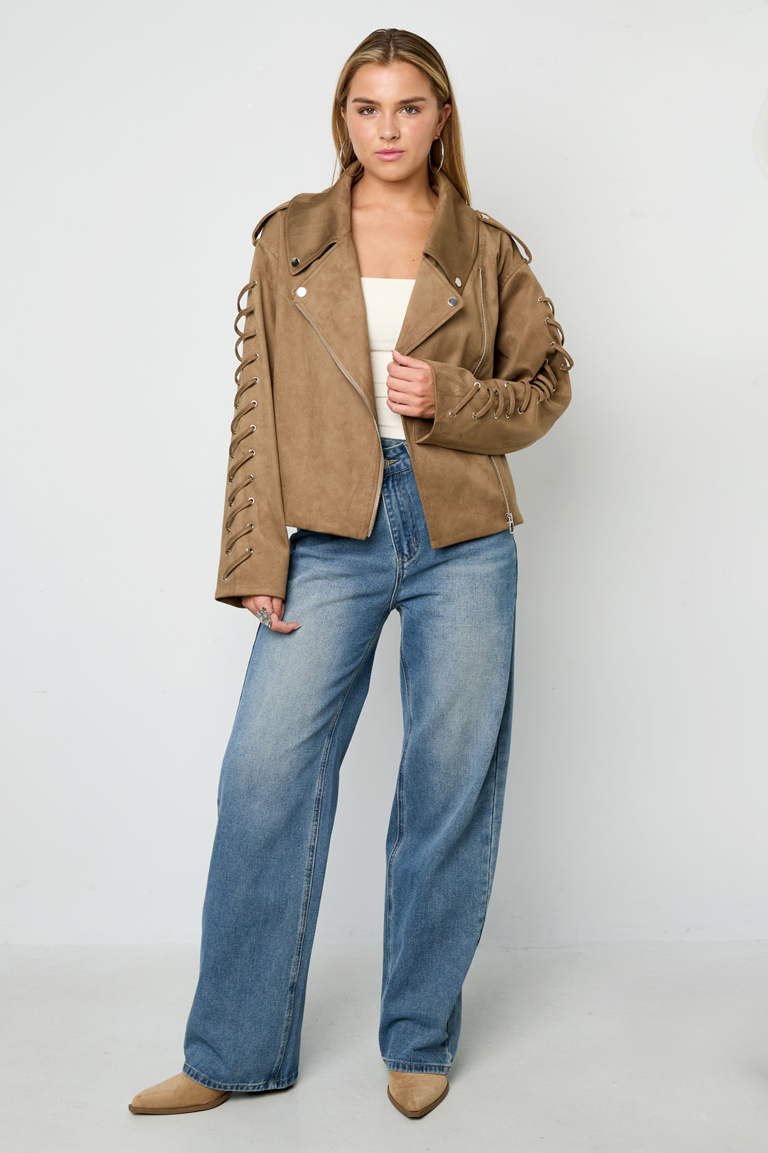 urban-style-damenjacke-studioaufnahme