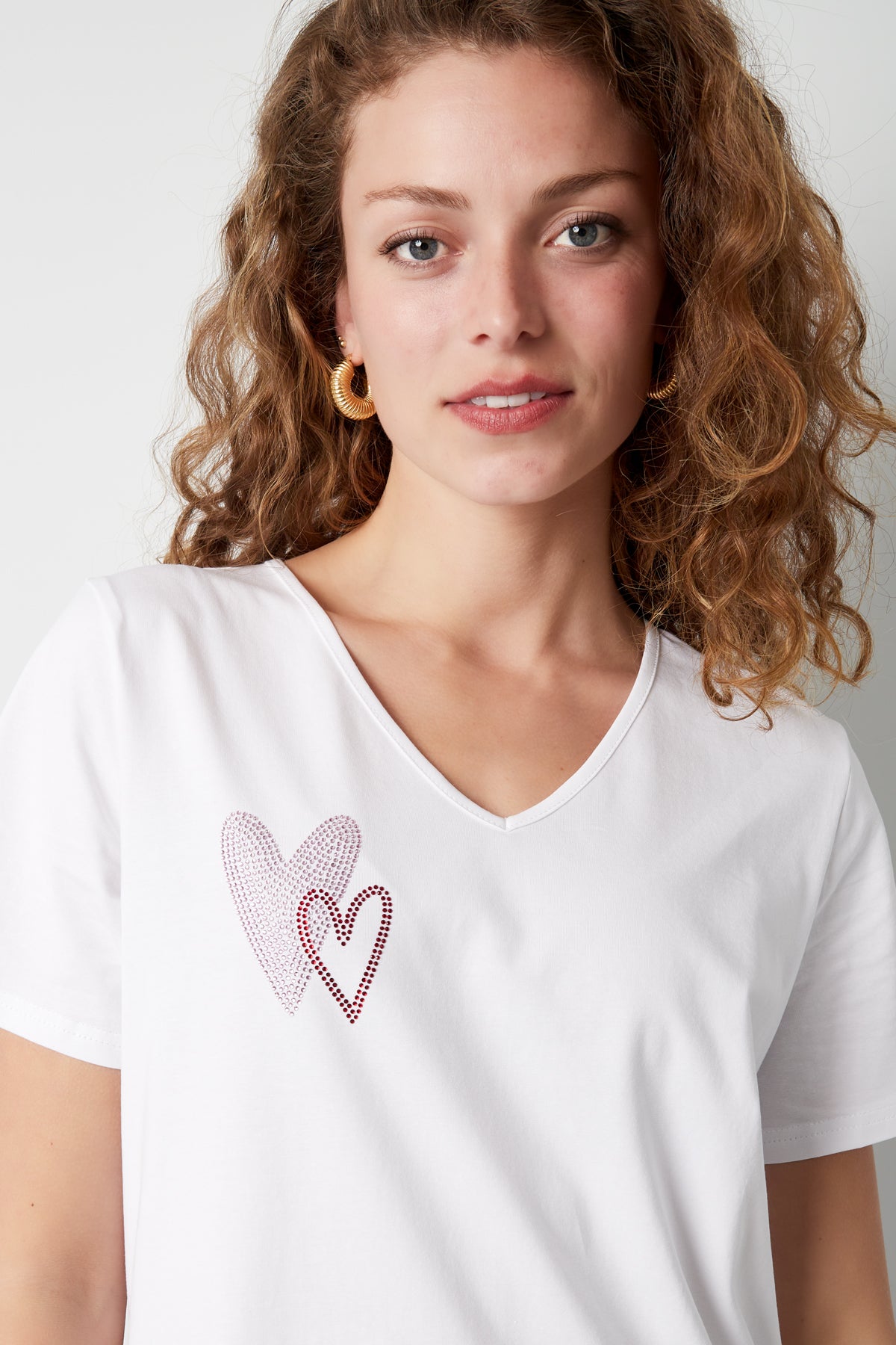 baumwolle-damen-v-ausschnitt-t-shirt-am-model